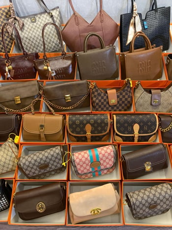 Ženska crossbody torba s horizontalnim kvadratnim oblikom, PVC, podstava poliester, zatvaranje poklopcem, unutarnji džepovi: zatvarač, džep za mobitel, džep za ID