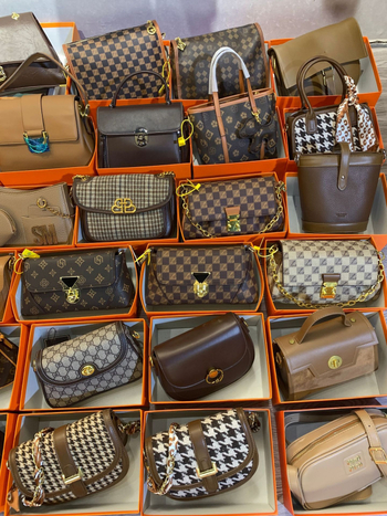 Ženska crossbody torba s horizontalnim kvadratnim oblikom, PVC, podstava poliester, zatvaranje poklopcem, unutarnji džepovi: zatvarač, džep za mobitel, džep za ID