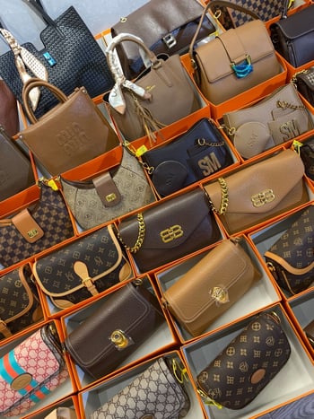 Ženska crossbody torba s horizontalnim kvadratnim oblikom, PVC, podstava poliester, zatvaranje poklopcem, unutarnji džepovi: zatvarač, džep za mobitel, džep za ID