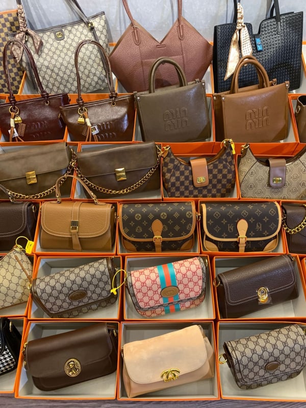 Ženska crossbody torba s horizontalnim kvadratnim oblikom, PVC, podstava poliester, zatvaranje poklopcem, unutarnji džepovi: zatvarač, džep za mobitel, džep za ID