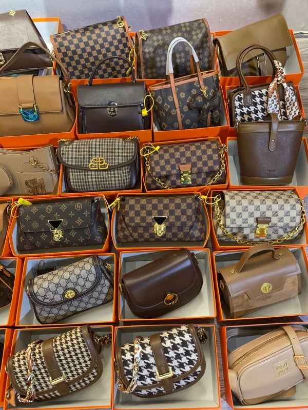 Ženska crossbody torba s horizontalnim kvadratnim oblikom, PVC, podstava poliester, zatvaranje poklopcem, unutarnji džepovi: zatvarač, džep za mobitel, džep za ID