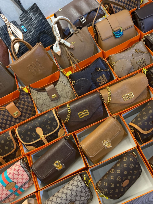 Ženska crossbody torba s horizontalnim kvadratnim oblikom, PVC, podstava poliester, zatvaranje poklopcem, unutarnji džepovi: zatvarač, džep za mobitel, džep za ID