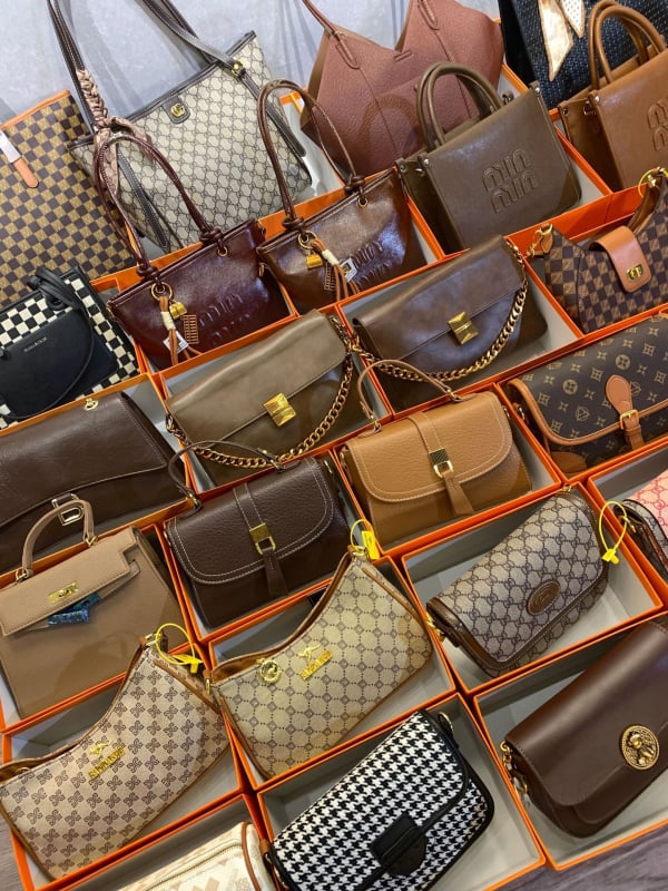 Ženska crossbody torba s horizontalnim kvadratnim oblikom, PVC, podstava poliester, zatvaranje poklopcem, unutarnji džepovi: zatvarač, džep za mobitel, džep za ID