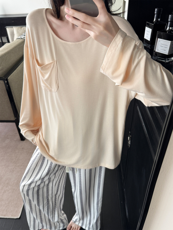 Ženski set pidžama od modalnog materijala – minimalistički stil, duga rukava i pantalone, prozračni kućni outfit za sve sezone