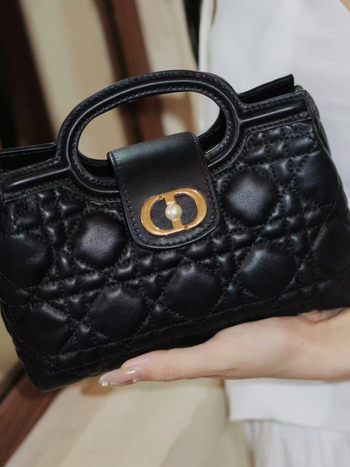 Crossbody torba s dijamantnim izvezenjem, prava teleća koža, lančani remen, magnetsko zatvaranje, unutarnja pretinica za telefon, proljeće 2025