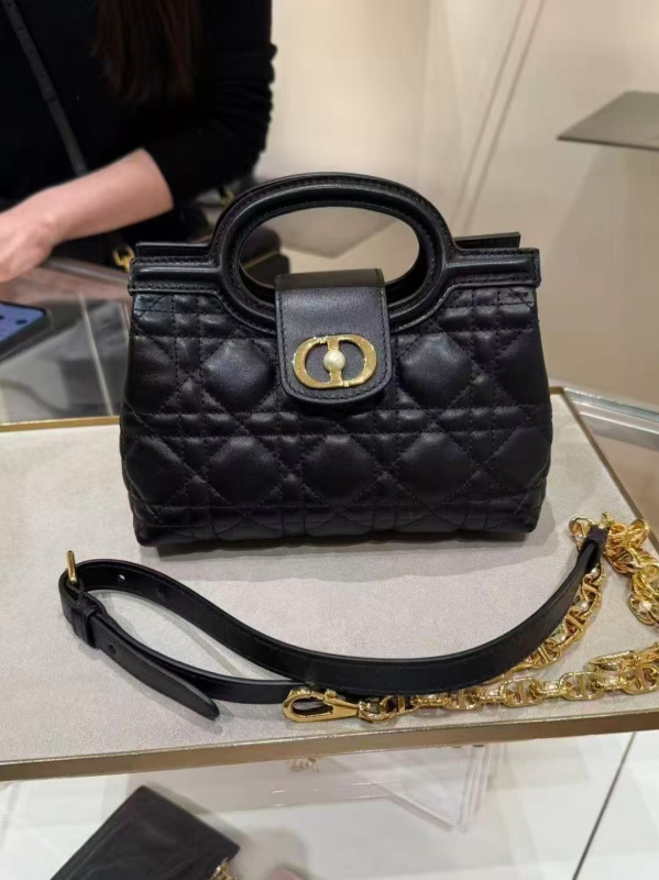 Crossbody torba s dijamantnim izvezenjem, prava teleća koža, lančani remen, magnetsko zatvaranje, unutarnja pretinica za telefon, proljeće 2025