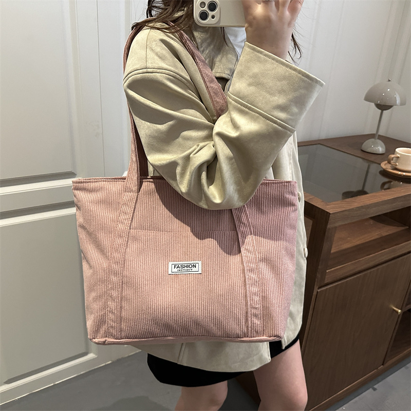 Corduroy tote torba, gradski stil, zatvarač, džep za telefon i dokumente, jesen 2025