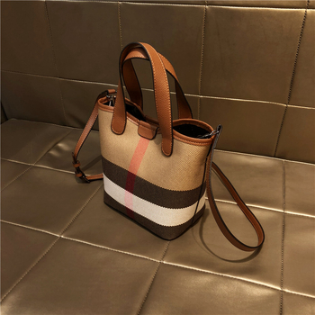Ženska bucket torba, gradska jednostavnost, PU materijal, bucket bag stil, unutarnji džep sa zipom, jedna naramenica