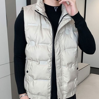 Ανδρικό γιλέκο από πούπουλα με σταθερό γιακά, φερμουάρ, κουκούλα, επένδυση φλίς και καπιτονέ σχεδιασμό