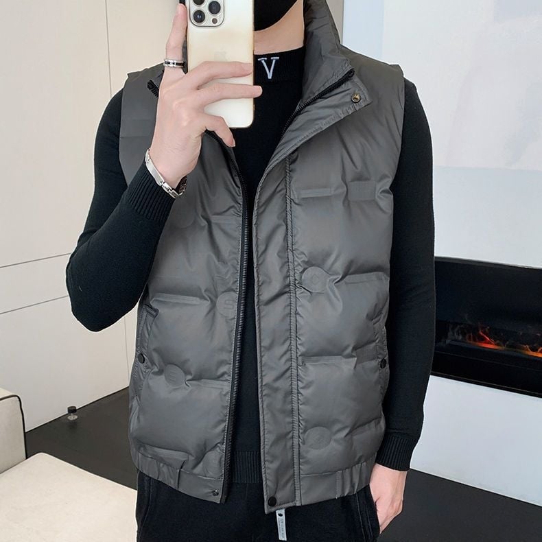 Ανδρικό γιλέκο από πούπουλα με σταθερό γιακά, φερμουάρ, κουκούλα, επένδυση φλίς και καπιτονέ σχεδιασμό
