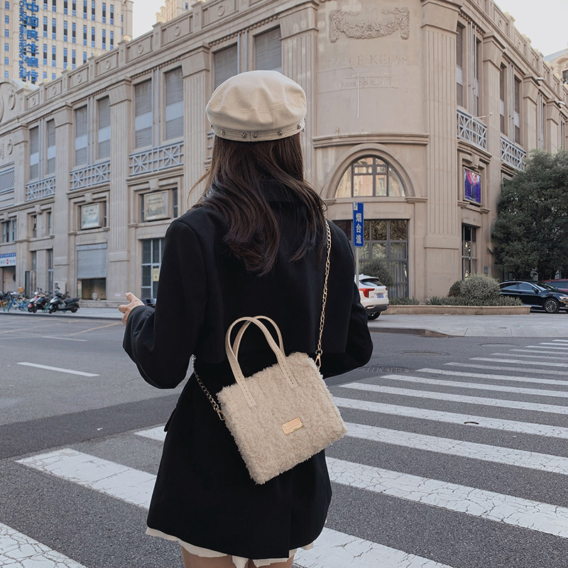 Crossbody torba od pliša, gradski stil, uspravni kvadratni oblik, mala kvadratna torba, otvoreni gornji dio