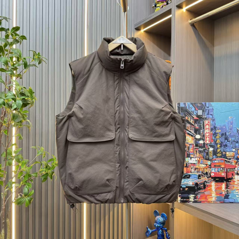 Ανδρικό γιλέκο με πούπουλα, στενή γραμμή, σταθερός γιακά, κουκούλα, παχύτερο ύφασμα, ριγέ μοτίο