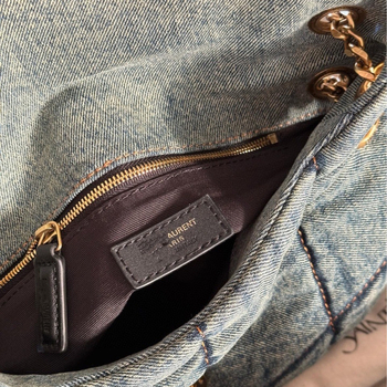 Denim torbica u urbanom minimalističkom stilu, horizontalni kvadratni oblik, magnetsko zatvaranje, unutarnji džep sa zipom i džep za dokumente, podstava od platna.