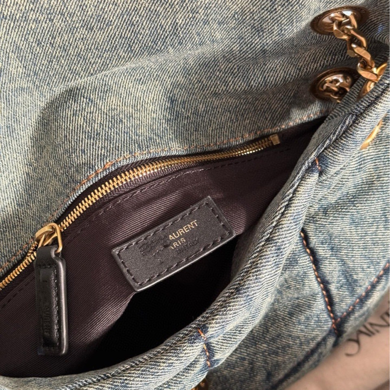 Denim torbica u urbanom minimalističkom stilu, horizontalni kvadratni oblik, magnetsko zatvaranje, unutarnji džep sa zipom i džep za dokumente, podstava od platna.