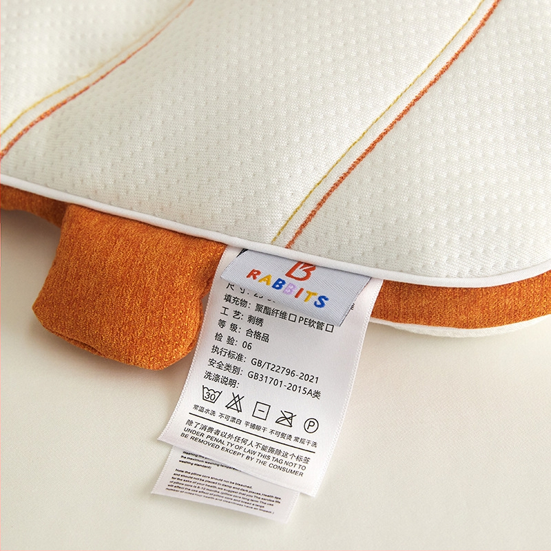 Detský obdĺžnikový vankúš s výplňou z polyesterových vlákien; látka 70% polyester, 30% Lyocell; hmotnosť do 0,5 kg; vhodné pre deti.