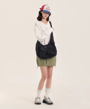 Nylon crossbody torba, gradski minimalistički stil, horizontalni kvadratni oblik, zatvarač, unutarnji džep na zip i džep za telefon, jedan remen, svakodnevna upotreba, proljeće 2025
