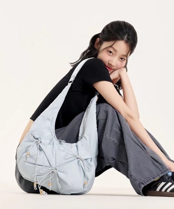 Nylon crossbody torba, gradski minimalistički stil, horizontalni kvadratni oblik, zatvarač, unutarnji džep na zip i džep za telefon, jedan remen, svakodnevna upotreba, proljeće 2025