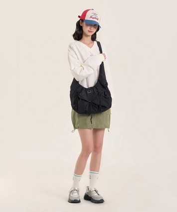 Nylon crossbody torba, gradski minimalistički stil, horizontalni kvadratni oblik, zatvarač, unutarnji džep na zip i džep za telefon, jedan remen, svakodnevna upotreba, proljeće 2025