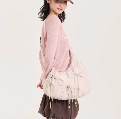 Nylon crossbody torba, gradski minimalistički stil, horizontalni kvadratni oblik, zatvarač, unutarnji džep na zip i džep za telefon, jedan remen, svakodnevna upotreba, proljeće 2025