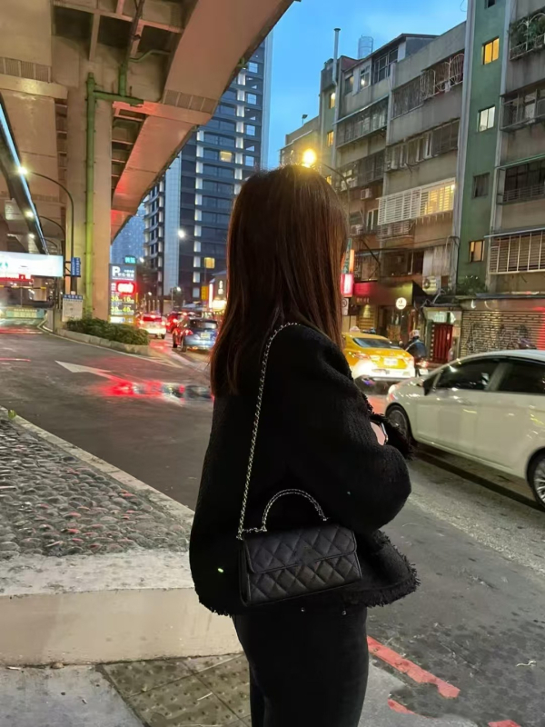 Gradska minimalistička crossbody torbica sa zatvaračem, prirodna koža goveda, džep za dokumente, pravokutnog oblika