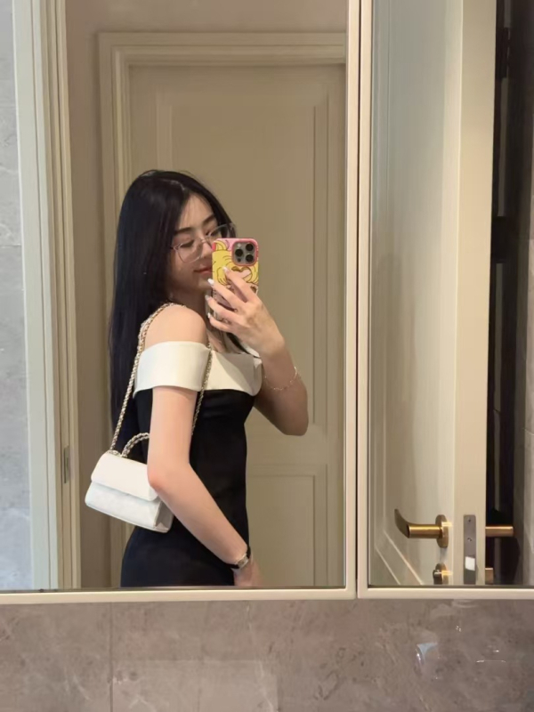 Gradska minimalistička crossbody torbica sa zatvaračem, prirodna koža goveda, džep za dokumente, pravokutnog oblika