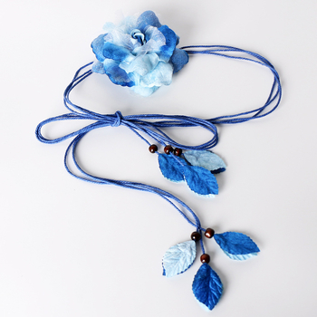 Haljina od pamuka i lana s dekorativnim pojasom u struku; tanak pojas (<2 cm); boemski, retro, etnički i književni stil; ljeto 2022