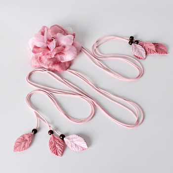 Haljina od pamuka i lana s dekorativnim pojasom u struku; tanak pojas (<2 cm); boemski, retro, etnički i književni stil; ljeto 2022