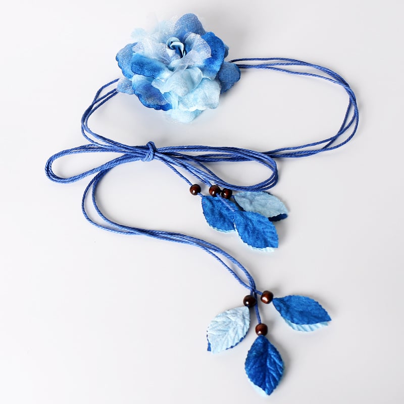 Haljina od pamuka i lana s dekorativnim pojasom u struku; tanak pojas (<2 cm); boemski, retro, etnički i književni stil; ljeto 2022