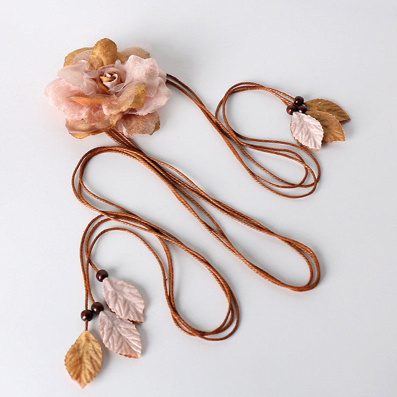 Haljina od pamuka i lana s dekorativnim pojasom u struku; tanak pojas (<2 cm); boemski, retro, etnički i književni stil; ljeto 2022