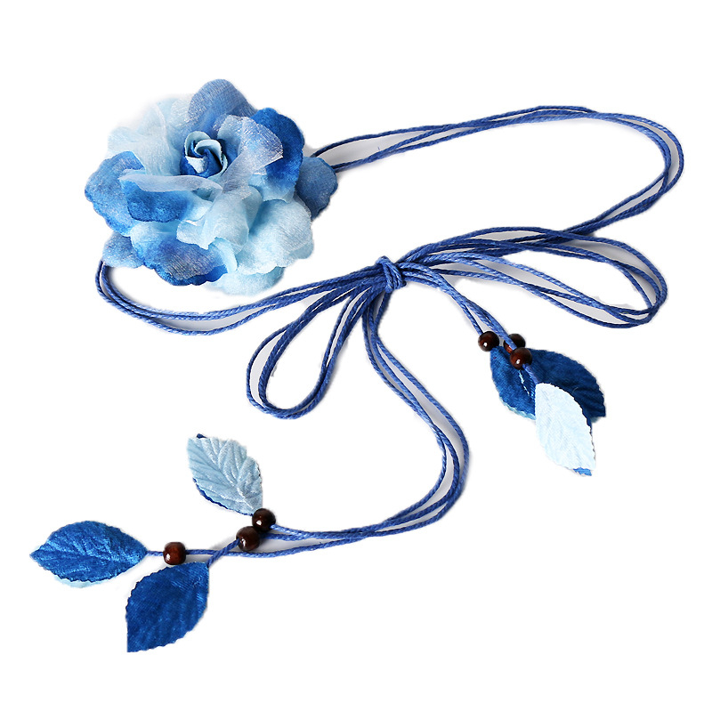 Haljina od pamuka i lana s dekorativnim pojasom u struku; tanak pojas (<2 cm); boemski, retro, etnički i književni stil; ljeto 2022