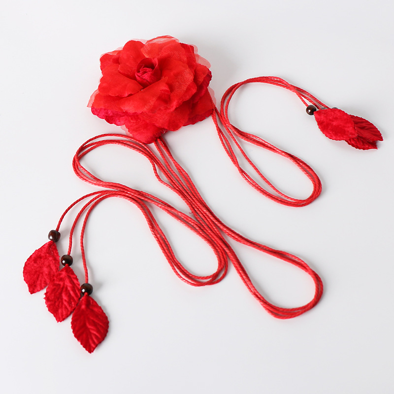 Haljina od pamuka i lana s dekorativnim pojasom u struku; tanak pojas (<2 cm); boemski, retro, etnički i književni stil; ljeto 2022