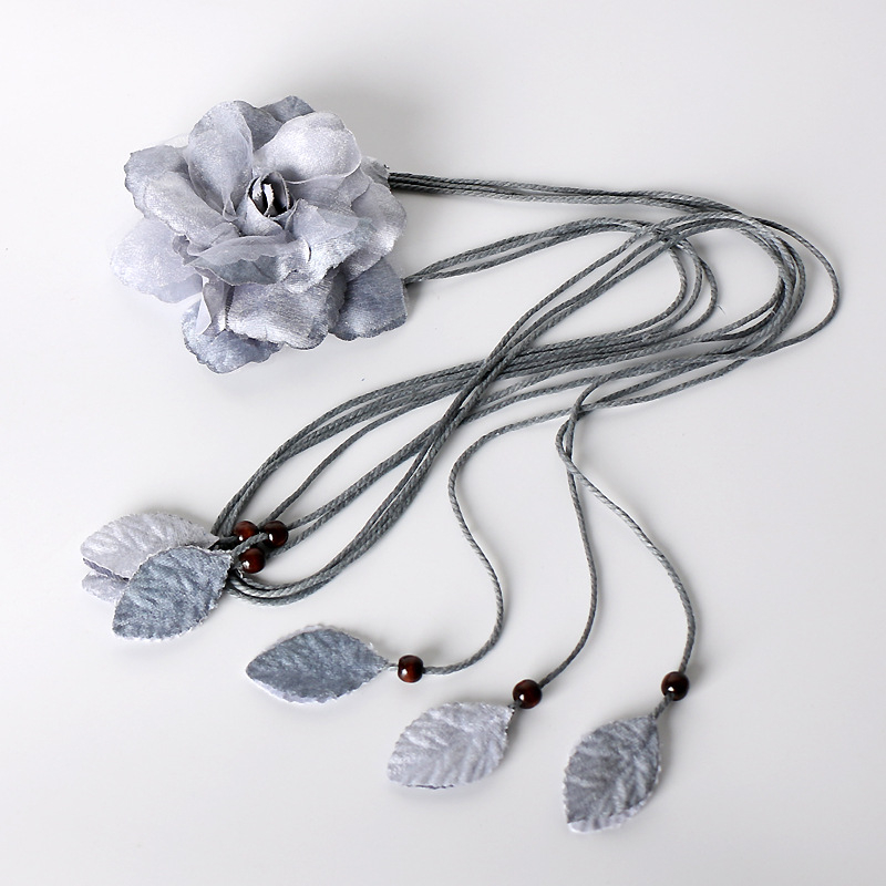 Haljina od pamuka i lana s dekorativnim pojasom u struku; tanak pojas (<2 cm); boemski, retro, etnički i književni stil; ljeto 2022