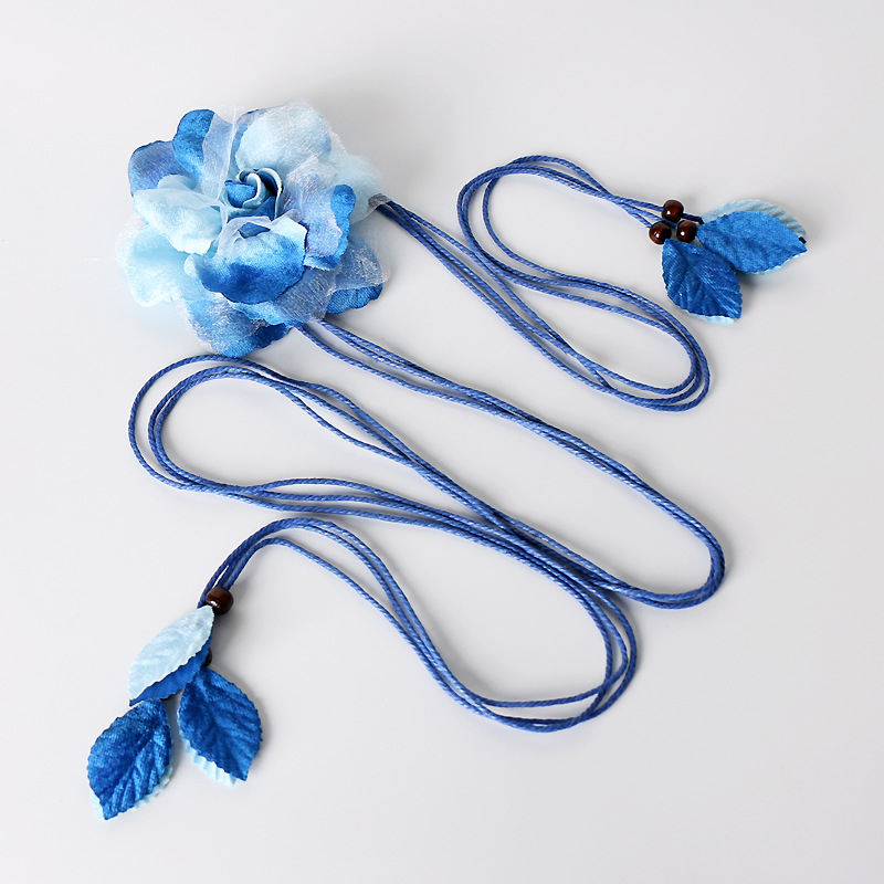 Haljina od pamuka i lana s dekorativnim pojasom u struku; tanak pojas (<2 cm); boemski, retro, etnički i književni stil; ljeto 2022