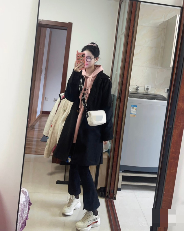 Crossbody torba od velura sa zatvaranjem na zip, unutarnja podstava od najlona, džep za telefon, jedna naramenica