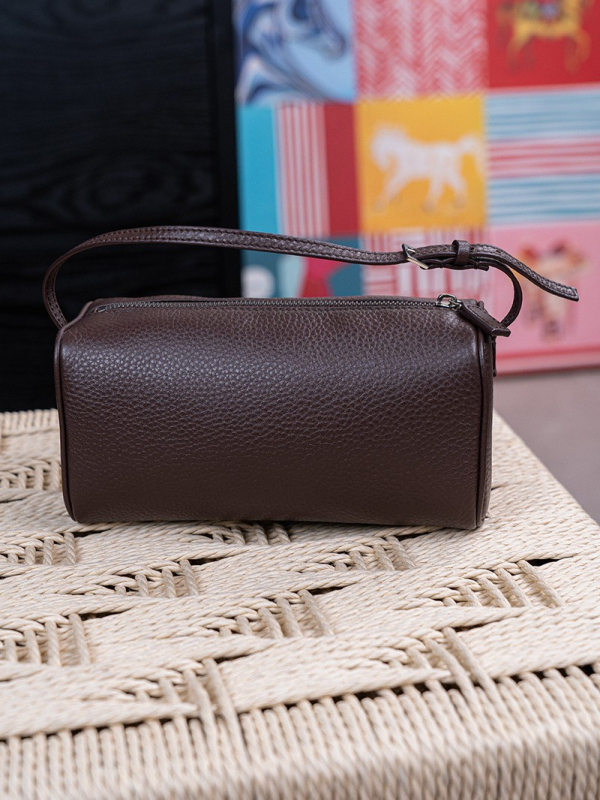 Okrugla cilindrična torbica za olovke od teleće kože, s crossbody naramenicom i zatvaračem; unutarnji pretinci za telefon i dokumente; gradski minimalistički stil