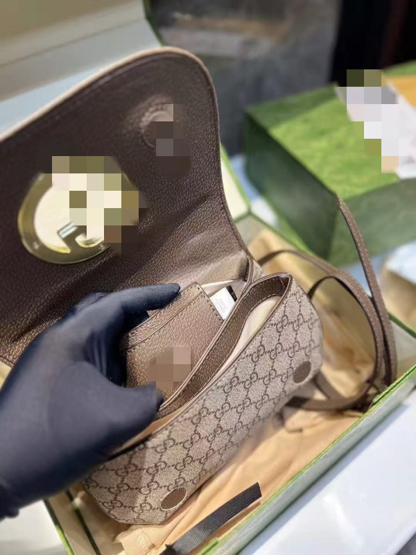 Geantă de umăr din pânză, pătrată, cu Interlocking Double G, buzunar ascuns cu fermoar și curea simplă