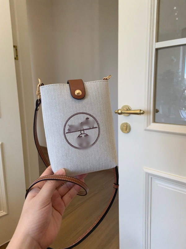 Crossbody torbica za telefon s vertikalnim kvadratnim oblikom, materijal pamuk i lan, podstava pamuk, zatvaranje poklopcem, unutarnja pretinca za telefon