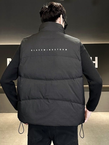 Ανδρικό γιλέκο με πούπουλα, σταθερός γιακά, κουκούλα, φερμουάρ, ριγέ μοτίβο, στενή γραμμή