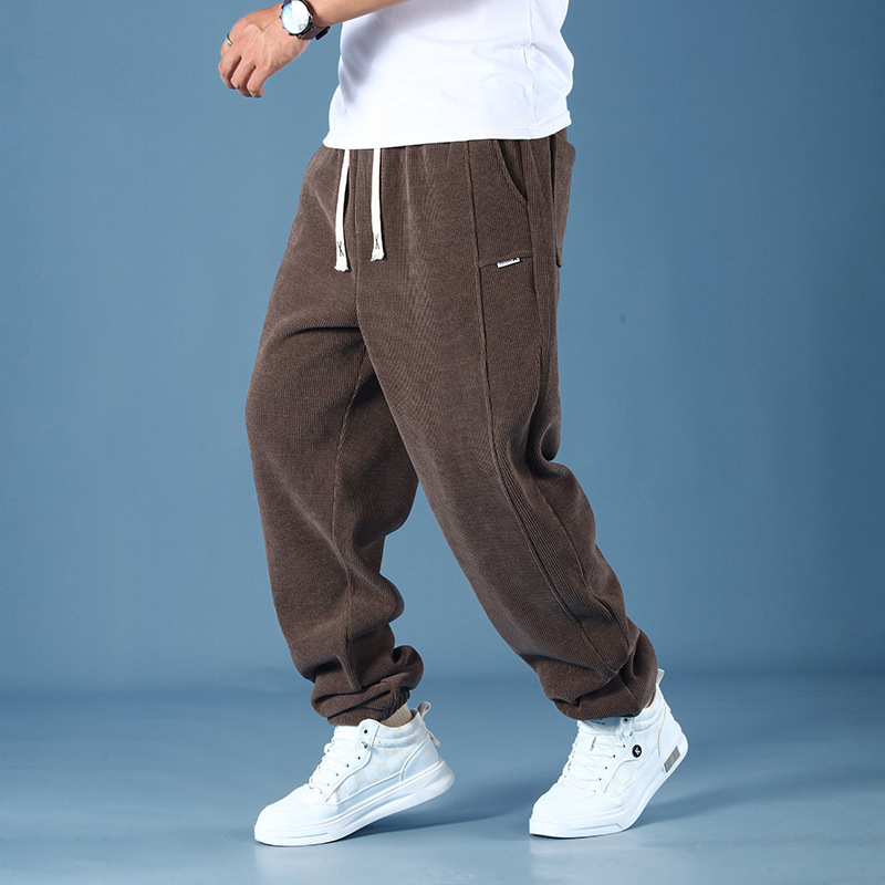 Corduroy hlače s fleece podstavom, srednji pojas, slobodan kroj, male ravne nogavice, zima