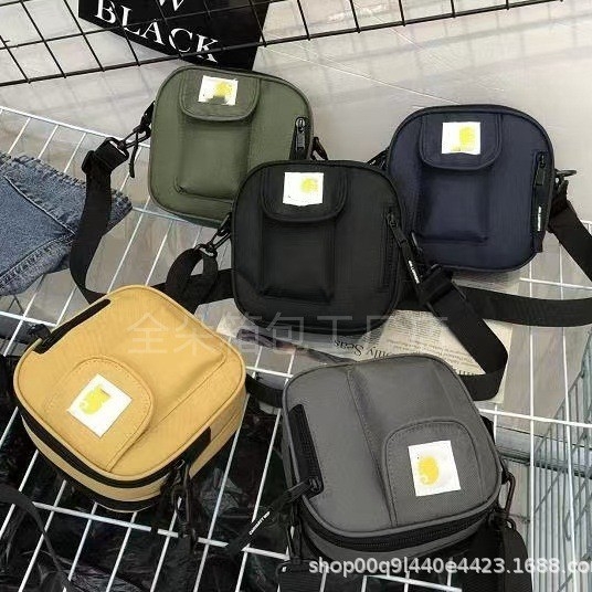 Crossbody torba, street-trend stil, platno, vertikalni kvadratni oblik, zatvarač, pretinac za telefon.