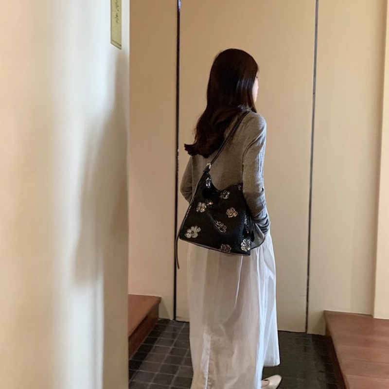 Chio2nd Starlight Dream Tote torba — poliester; bucket bag stil; magnetsko zatvaranje; unutarnja pretinac za telefon; vodoravni kvadratni oblik