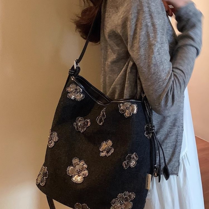 Chio2nd Starlight Dream Tote torba — poliester; bucket bag stil; magnetsko zatvaranje; unutarnja pretinac za telefon; vodoravni kvadratni oblik