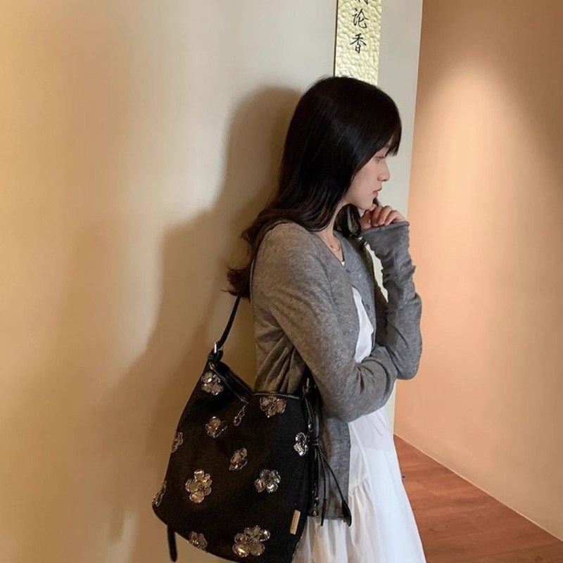 Chio2nd Starlight Dream Tote torba — poliester; bucket bag stil; magnetsko zatvaranje; unutarnja pretinac za telefon; vodoravni kvadratni oblik