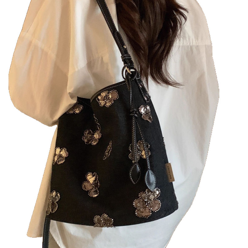Chio2nd Starlight Dream Tote torba — poliester; bucket bag stil; magnetsko zatvaranje; unutarnja pretinac za telefon; vodoravni kvadratni oblik