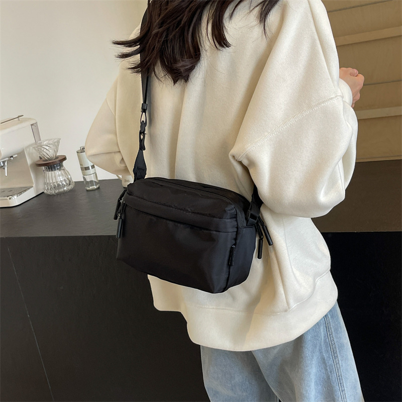 Crossbody torba od Oxford platna, horizontalni kvadratni oblik, zatvarač, unutarnja džep za telefon, najlonska podstava