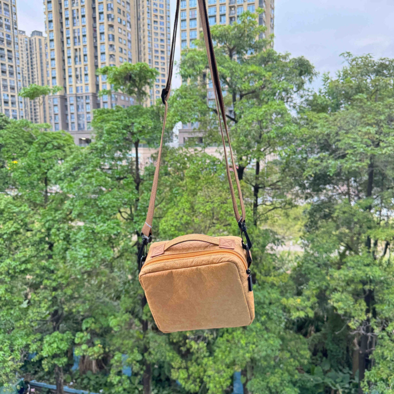 Crossbody torba od kraft papira, ulični stil, zatvarač na zip, vertikalni kvadratni oblik, unutarnji pretinci: pretinac sa zipom, pretinac za telefon, pretinac za dokumente