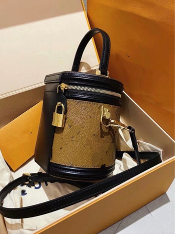 Torbica bucket od prave kože, gradski minimalistički stil, horizontalni kvadratni oblik, zatvaranje na rajsferšajl, skriveni džep s rajsferšajem i džep za mobitel