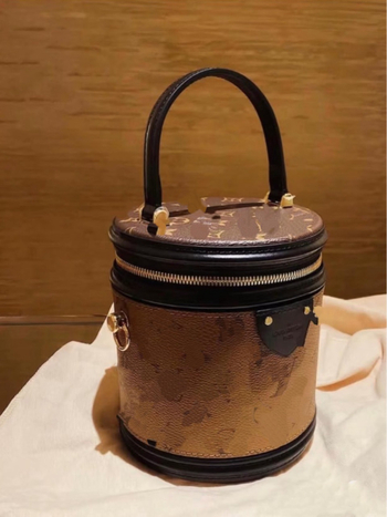 Torbica bucket od prave kože, gradski minimalistički stil, horizontalni kvadratni oblik, zatvaranje na rajsferšajl, skriveni džep s rajsferšajem i džep za mobitel