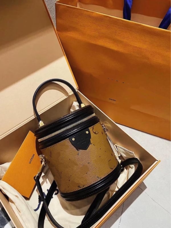 Torbica bucket od prave kože, gradski minimalistički stil, horizontalni kvadratni oblik, zatvaranje na rajsferšajl, skriveni džep s rajsferšajem i džep za mobitel