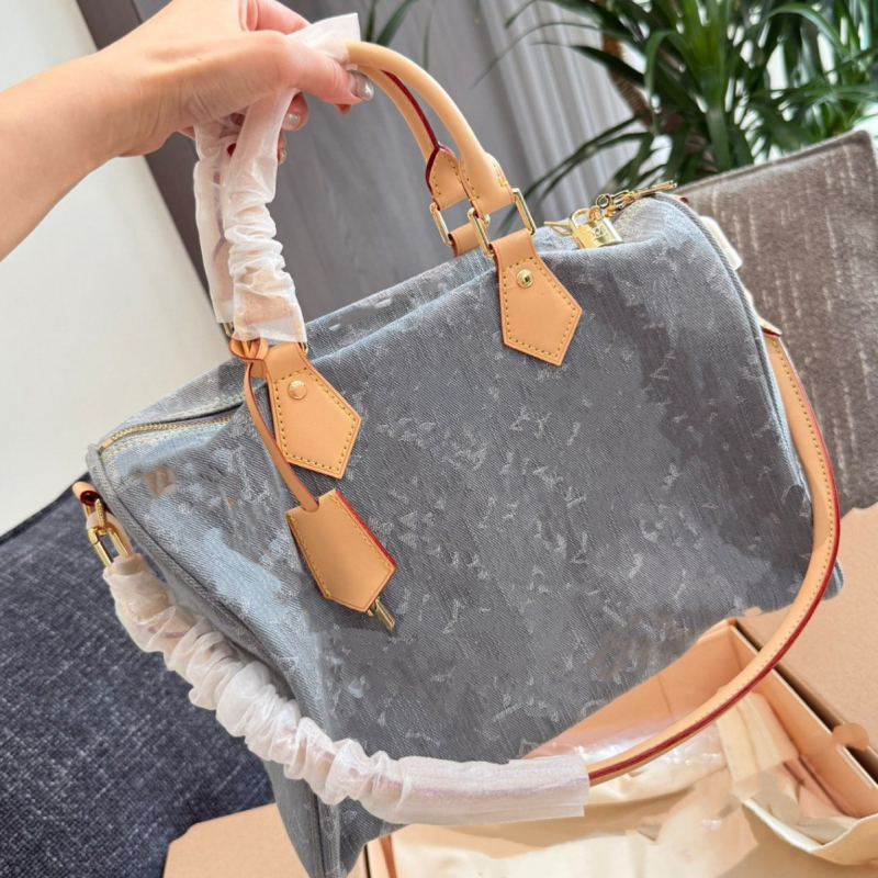 Kožna crossbody torba s oblikom jastuka, zatvaranje zipom, unutarnji džepovi za telefon i dokumente, s jednim remenom, Boston urban stil